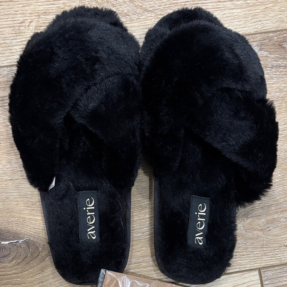 averie Women's Plush Black Slippers